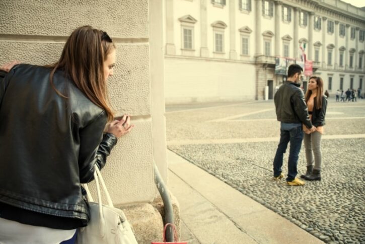 Sexo antes do casamento: jovens cristãos podem praticar? 4 menina espionando namoro e1613936344584